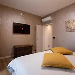 La Lupa - In The Heart Of With Car Box Apartament *