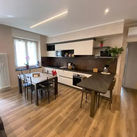 La Lupa - In The Heart Of With Car Box アパート